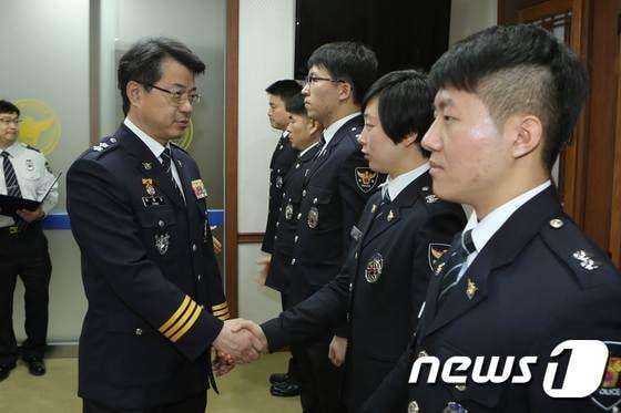 본문 이미지 - 충남지방경찰청은 11일 전 여자 유도 국가대표 코치 황희태 순경 등 12명의 특채자에 대한 전입신고식을 개최했다. 1ⓒ News1