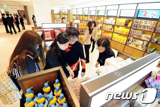 본문 이미지 - 12일 지방공기업 최초로 제주관공공사가 제주 서귀포롯데호텔에서 문을 연 면세점에서 중국인 관광객들이 쇼핑을 즐기고 있다.2016.2.12/뉴스1 ⓒ News1 이석형 기자