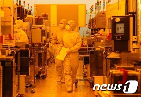 본문 이미지 - 동부하이텍 부천공장 생산라인ⓒ News1