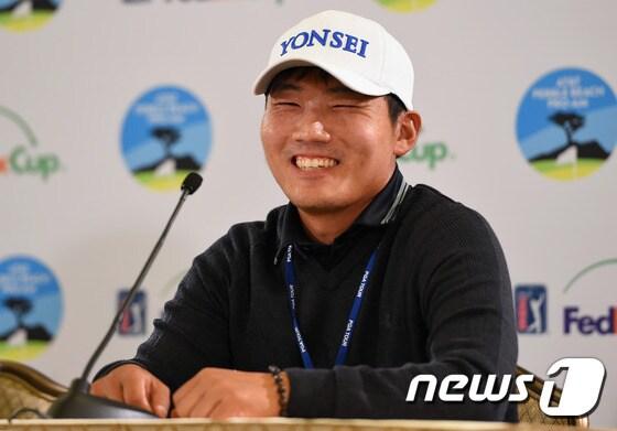 본문 이미지 - 13일(한국시간) 열린 PGA투어 AT&T 페블비치 프로암 2라운드에서 11언더파를 몰아쳐 선두에 오른 강성훈(29·신한금융그룹)이 경기 후 기자회견을 하고 있다. ⓒ AFP=News1