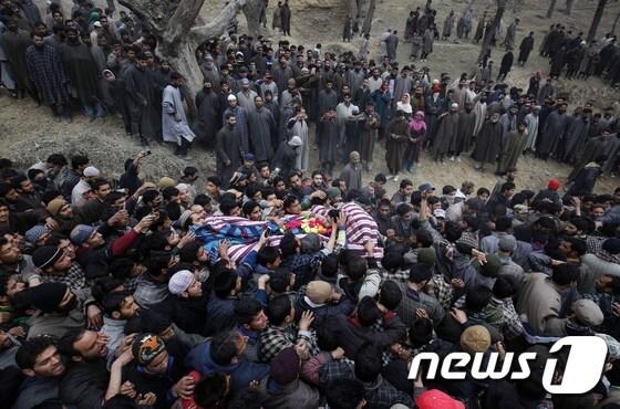 본문 이미지 - 카슈미르의 무슬림들이 인도 정부군의 공격으로 사망한 한 군인의 장례식을 진행하고 있다.  ⓒ AFP=뉴스1