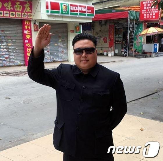 본문 이미지 - '광저우 김정은' 장다이밍이 손을 흔들고 있다. (사진출처=양청만보)ⓒ뉴스1