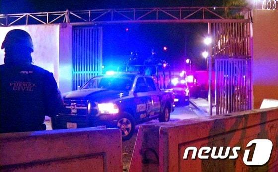 본문 이미지 - 11일(현지시간) 멕시코 누에보레온주 토포 치쿄 교도소에서 수감자 간 권력 싸움이 소요사태로 번졌다. ⓒ AFP=뉴스1