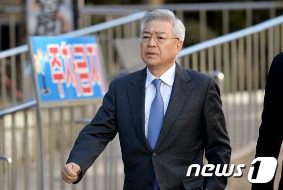 본문 이미지 - 이인수 수원대학교 총장이 15일 오전 경기도 수원시 영통구 수원지방법원에서 업무상 배임과 횡령 혐의 첫 공판에 참석하고 있다. 2016.2.15/뉴스1 ⓒ News1 이재명 기자