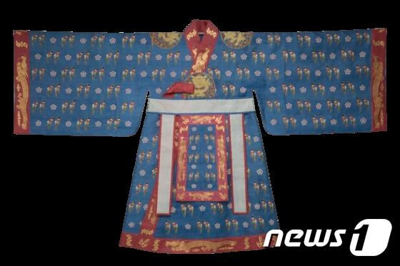 본문 이미지 - 단국대가 제작한 전통수의 가운데 하나인 천상의 면류관 여자 적의(단국대 제공)ⓒ News1