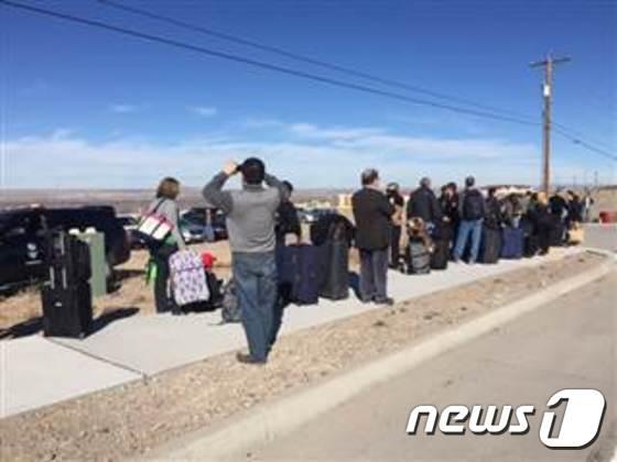 본문 이미지 - 미국 앨버커키 국제공항의 렌트카업체에서 14일(현지시간) 폭발물이 발견돼 렌트카 이용객들이 불편을 겪었다. (사진=앨버커키 경찰 제공) ⓒ 뉴스1