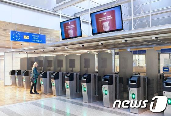 본문 이미지 - 헬싱키 공항은  지난  8일부터 한국 여권 소지자를 대상으로 자동 입국 심사 서비스를 시행하고 있다. (핀란드항공 제공)ⓒ News1travel