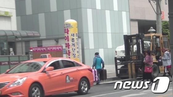 본문 이미지 - 성매매를 시킬 목적으로 태국 여성들을 불법 밀입국 시킨 일당이 경찰에 붙잡혔다. 사진은 태국 여성들이 마사지업소에 들어가는 모습. /사진=경기지방경찰청 ⓒ News1