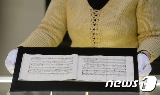 본문 이미지 - 16일(현지시간) 체코음악박물관에서 공개된 '오펠리아의 회복(Per la Ricuperata Salute di Offelia)'의 악보. 18세기 유명 작곡가 볼프강 아마데우스 모차르트와 안토니오 살리에르가 함께 작곡에 참여했다. ⓒ AFP=뉴스1