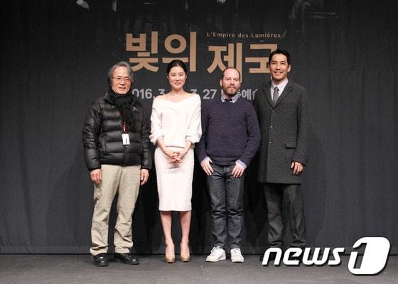 본문 이미지 - 국립극단이 17일 서울 용산구 서계동 백성희장민호극장에서 연극 '빛의 제국' 기자간담회를 가졌다. (왼쪽부터) 김윤철 국립극단 예술감독, 배우 문소리, 연출가 아르튀르 노지시엘, 배우 지현준. 사진-국립극단  ⓒ News1
