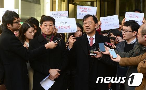 본문 이미지 - 양승오 동남권원자력의학원 핵의학과 주임과장(왼쪽)과 차기환 변호사가 지난 2016년 2월 서울 서초동 중앙지방법원에서 열린 '박원순 아들 병역비리 의혹'을 제기한 혐의로 진행된 공직선거법 위반 선고공판을 마치고 취재진의 질문에 답하고 있다. /뉴스1 ⓒ News1 임세영 기자