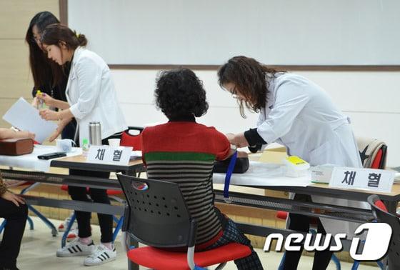 본문 이미지 - 한 보건소에서 C형간염 검사를 위한 채혈을 하고 있다. (사진은 기사 내용과 관련이 없습니다.) /뉴스1 ⓒ News1 권혜민 기자