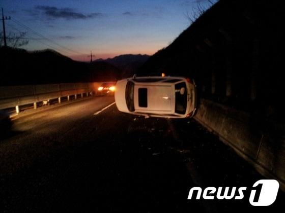 본문 이미지 - 전북 완주군 소양면 소태정고개에서 suv 차량이 눈길에 미끄러져 전도됐다//뉴스1 ⓒ News1 박아론 기자