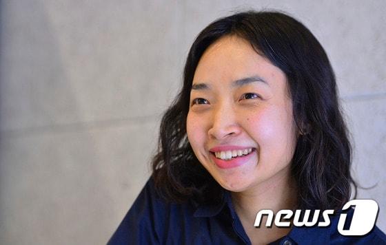 본문 이미지 - 신예소설가 최정화가 18일 오후 서울 마포구 서교동  창비에서 뉴스1과 인터뷰를 하고 있다.  ⓒ News1