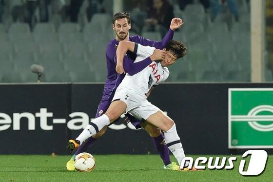 본문 이미지 - 손흥민이 19일(한국시간) 이탈리아 피렌체의 아르테미오 프란키에서 열린 2015-16 UEFA 유로파리그 32강 1차전에 상대 수비수와 몸 싸움을 하고 있다. ⓒ AFP=News1