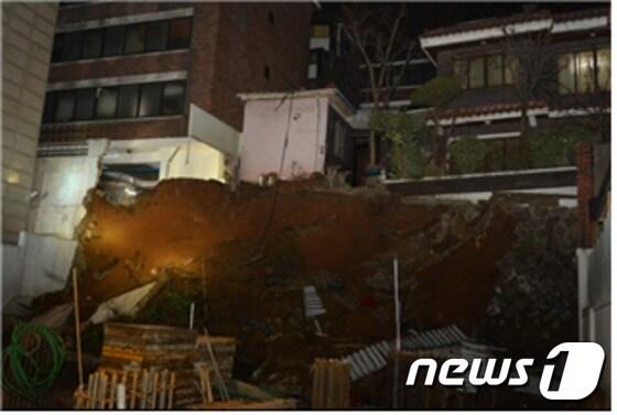 본문 이미지 - 옹벽 붕괴현장. (서울 동작소방서 제공) ⓒ News1