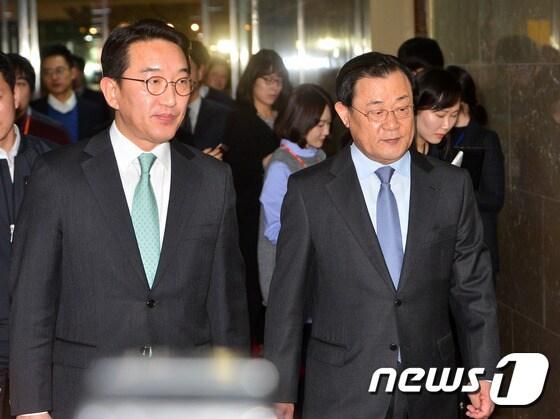 본문 이미지 - 2016년 박근혜 정부시절 이병기 청와대 비서실장과 현기환 정무수석(왼쪽). 2016.2.19/뉴스1 ⓒ News1 구윤성 기자