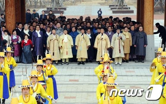 본문 이미지 - 19일 경북도청 신청사 이전 축하 행사에서 김관용 도지사 등이 한복에 갓을 쓴채 신청사로 들어서고 있다 . 120년 만에 대구  시대를 마감하고 안동.예천 신청사로 옮긴 경북도는 22일부터 업무를 시작한다./2016.2.19/뉴스1 ⓒ News1 이종현 기자