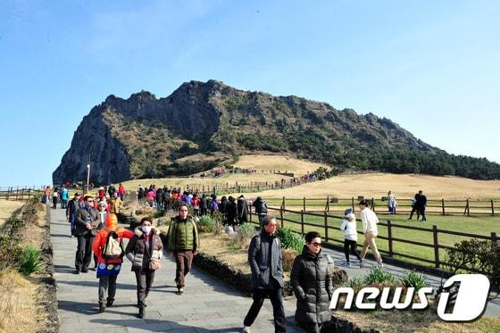 본문 이미지 - 제주 서귀포시 성산일출봉이 많은 관광객들로 북적이고 있다.2016.2.21/뉴스1 ⓒ News1 이석형 기자