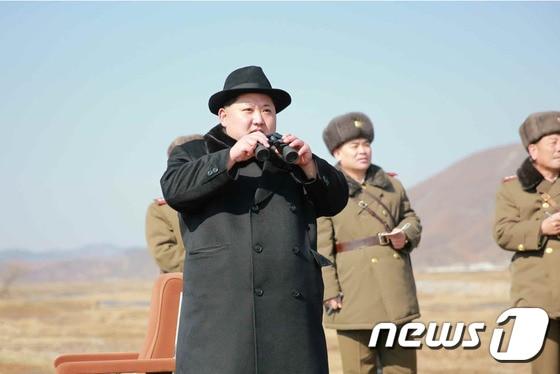 본문 이미지 - 지난달 21일 김정은 북한 노동당 제1비서가 인민군 대연합부대들 사이의 쌍방기동훈련과 전투비행사들의 검열 비행훈련을 참관하고 있다.  (노동신문) 2016.2.21/뉴스1