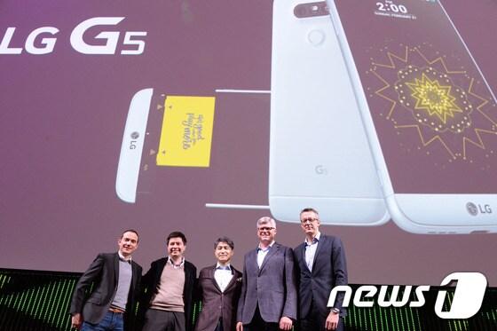 본문 이미지 - 조준호 LG전자 MC사업본부장 사장(가운데)이 왼쪽부터 스테판 페르손 뱅앤올룹슨(B&O) COO, 스티브 몰렌코프 퀄컴 CEO, 찰스 암스트롱 구글 스트리트뷰 총괄 매니저, 니콜라스 해프터메이어 패럿 CMO와 기념촬영을 하고 있다. 2016.2.22/뉴스1 (사진제공=LG전자) ⓒ News1