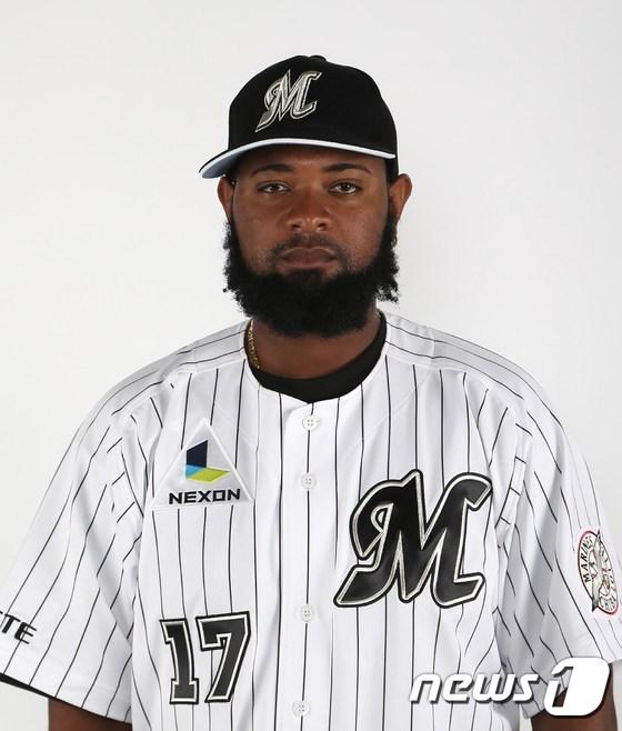 본문 이미지 - 지난해까지 KBO리그 삼성 라이온즈에서 뛴 야마이코 나바로(29·지바롯데 마린스)가 최근 이토 쓰토무 감독으로부터 불성실한 태도를 지적 받았다.ⓒ News1