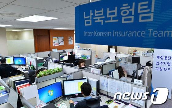 본문 이미지 - 개성공단 가동 중단으로 피해를 본 기업들에 대한 한국수출입은행 경협보험금 신청이 시작된 지난 2016년 2월 서울 영등포구 여의도동 한국수출입은행에서 남북보험팀 직원들이 전화를 받으며 분주하게 근무하고 있다./뉴스1 ⓒ News1 신웅수 기자