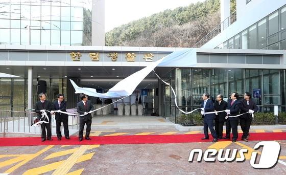 본문 이미지 - 24일 오후 3시 30분께 승학캠퍼스 '한림생활관 승학 2관' 준공식에서 권오창 동아대 총장, 정휘위 동아학숙 이사장 등 관계자들이 현판식을 하고 있다.(동아대 제공) ⓒ News1