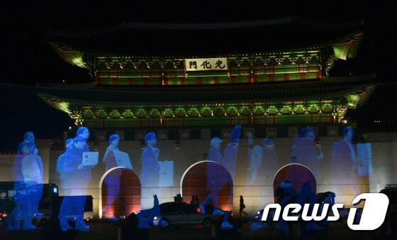 본문 이미지 - 국제앰네스티 한국지부가 24일 광화문광장 북측에서 홀로그램 영상을 활용한 유령집회를 하고 있다. 이 집회는 지난해 4월 스페인에서 '홀로그램 포 프리덤'이 시도한 이후 세계에서 2번째로 열리는 홀로그램 집회다. 2016.2.24/뉴스1 ⓒ News1 신웅수 기자