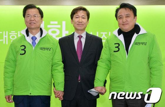 본문 이미지 - 천정배 국민의당 공동대표와 고원 전 서울과학기술대 기금교수, 김영환 인재영입위원장 겸 공동선대위원장이 25일 오전 서울 마포 국민의당 당사에서 고원 전 서울과학기술대 기금교수의 입당을 발표한 뒤 기념촬영을 하고 있다. 2016.2.25/뉴스1 ⓒ News1 임경호 기자