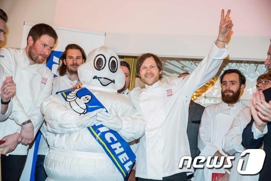 본문 이미지 - 미슐랭 가이드에서 24일(현지시간) 별 3개를 받은 덴마크 레스토랑 '제라늄(Geranium)'의 수석 요리사 하스무스 로푸(가운데). ⓒ AFP=뉴스1