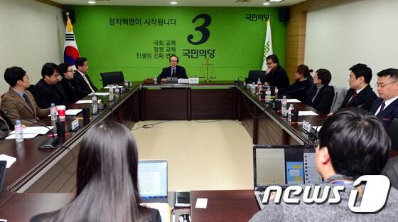 본문 이미지 - 지난달 25일 저녁 서울 마포구 국민의당 당사에서 열린 제1차 공직선거후보자추천관리위원회의./뉴스1 ⓒ News1 이광호 기자
