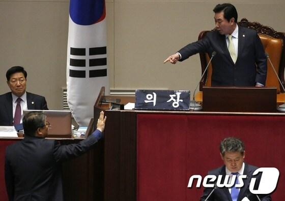 본문 이미지 - 새누리당 조원진 원내수석부대표가 26일 새벽 국회에서 열린 테러방지법 처리 저지를 위한 더불어민주당의 김경협 의원의 무제한 토론 도중 이석현 국회부의장에게 김 의원의 발언이 의제와 벗어 난다며 항의를 계속하자 이 부의장이 의사 진행을 방해하고 있다며 설전을 벌이고 있다. 2016.2.26/뉴스1 ⓒ News1 이광호 기자