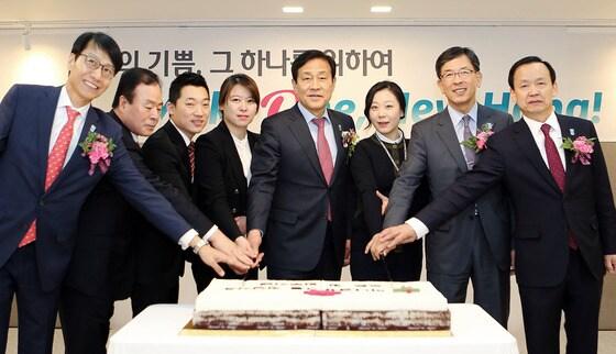 본문 이미지 - (왼쪽부터) 이창희 하나자산신탁 사장, 차문현 하나자산운용 사장, 하나금융그룹 김정태 사장, 정수진 하나저축은행 대표, 추진호 하나캐피탈 사장.ⓒ News1