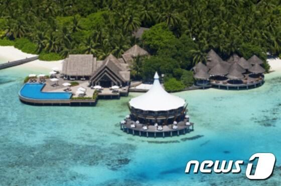 본문 이미지 - 몰디브의 아름다운 해안과 어우러진 바로스 리조트.(고오션트래블 제공)ⓒNews1travel