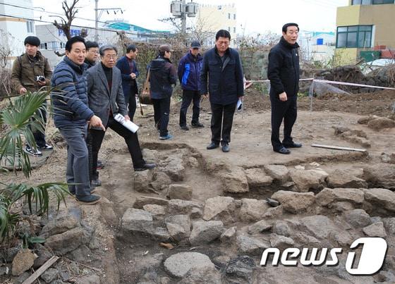 본문 이미지 - 27일 원희룡 제주지사가 지역주민, 전문가 등과 함께 ‘제주시 원도심 성굽길 답사’를 하고 있다.ⓒ News1