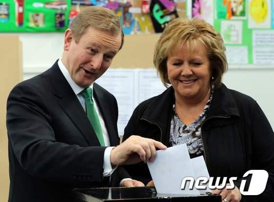 본문 이미지 - 엔다 케니 아일랜드 총리(왼쪽)가 26일(현지시간) 부인과 함께 캐슬바의 성 안토니 초등학교에 마련된 투표소에서 총선 투표를 하고 있다.  ⓒ AFP=뉴스1