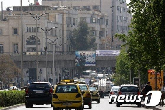 본문 이미지 - 27일(현지시간) 시리아에서 정부군과 반군간 휴전이 발효된 가운데 수도 다마스쿠스가 평온한 일상을 되찾았다. ⓒ AFP=뉴스1