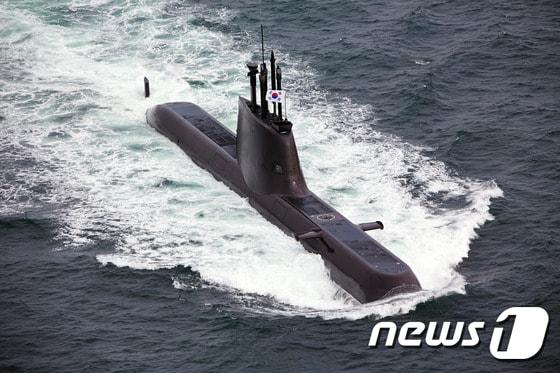 본문 이미지 - 항해하는 해군 214급 잠수함 '홍범도함' (해군 제공) ⓒ 뉴스1