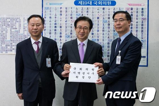 본문 이미지 - 김세환 국회의원선거구획정위원회 사무국장(오른쪽)이 28일 서울 여의도 국회에서 이명우 국회 정무수석비서관에게 선거구획정안을 전달하고 있다. 왼쪽은 박수철 국회 안전행정위원회 수석전문위원. 2016.2.28/뉴스1 ⓒ News1 유승관 기자