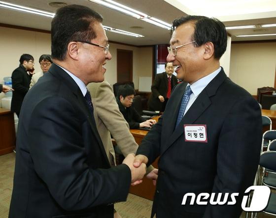 본문 이미지 - 새누리당 험지출마 지역인 전남,북 후보자인 정운천 후보와 이정현 의원이 28일 서울 여의도 당사에서 공천면접을 앞두고 인사를 나누고 있다.2016.2.28/뉴스1 ⓒ News1 구윤성 기자
