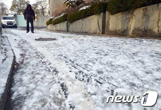 본문 이미지 - 빙판길. (뉴스1DB)