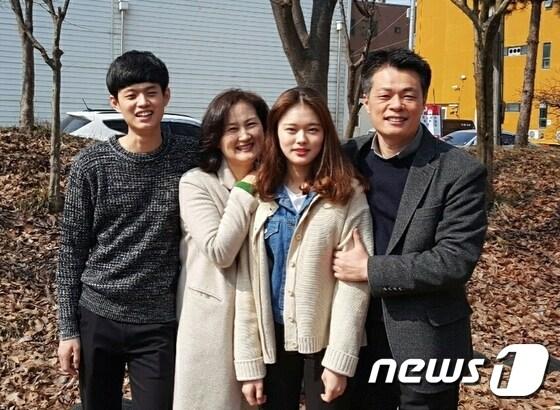 본문 이미지 - 식구 4명이 모두 전북대학교 무역학과 동문인 ‘김희중씨(51) 가족’. 왼쪽부터 김선홍, 박강례, 김고운, 김희중씨./사진제공=전북대학교 ⓒ News1 박효익 기자
