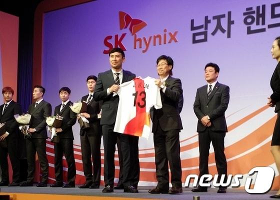 본문 이미지 - 29일 청주시 더빈 컨벤션 센터에서 열린 남자 핸드구단 ‘SK호크스’ 창단식에서 박성욱 SK하이닉스 대표이사(오른쪽)가 주장인 이재우 선수에게 유니폼을 전달하고 있다. 2016.2.29/뉴스1 ⓒ News1 남궁형진 기자