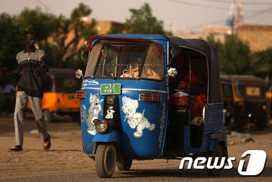 본문 이미지 - 수단에서 삼륜차가 운행되고있다. ⓒ AFP=뉴스1