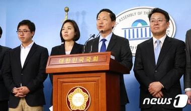 본문 이미지 - 김상곤 더불어민주당 인재영입위원장이 3일 오후 서울 여의도 국회 정론관에서 뉴파티위원회 2030 청년후보 소개 및 지지 기자회견을 갖고 있다. 2015.2.3/뉴스1 ⓒ News1 박지혜 기자