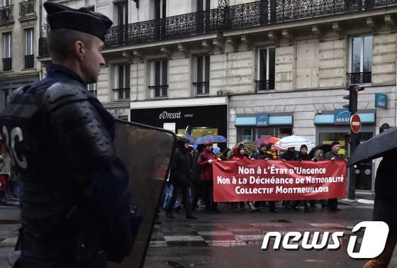 본문 이미지 - 지난달 30일(현지시간) 프랑스 파리에서 국가 비상사태에 반대하는 시위가 벌어진 가운데 경찰이 순찰을 돌고 있다. ⓒ AFP=뉴스1