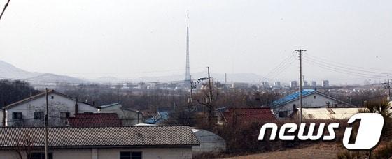 본문 이미지 - DMZ내에 위치한 대성동초등학교에서 바라본 북한2016.02.04. <이승환기자> ⓒ News1 사진공동취재단