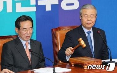 본문 이미지 - 더불어민주당 김종인 비상대책위원장(오른쪽)과 홍창선 공천관리위원장. 2016.2.5/뉴스1 ⓒ News1 오대일 기자