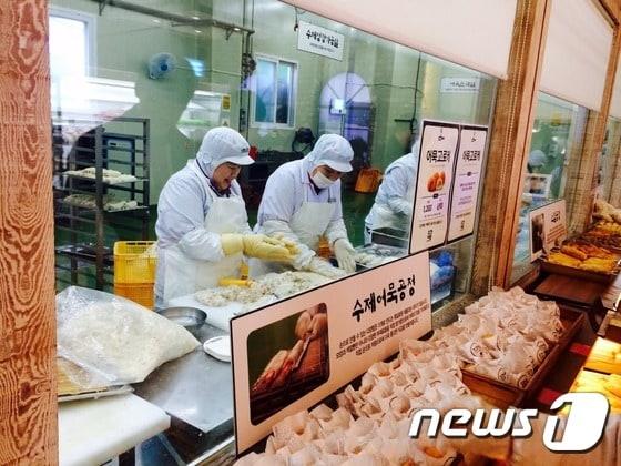 본문 이미지 - 부산역 삼진어묵 매장 ⓒ News1 DB